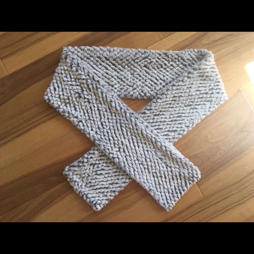 Soft Gray Faux Fur Scarf⭐️ 2 for 1 !!